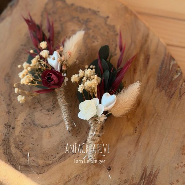 Anstecker Hochzeit Modern mit bordeauxroter und cremefarbener Papierrose, Perlmutt-Herz und Naturmaterialien