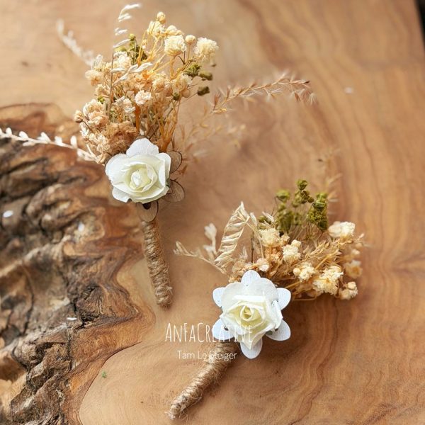 Individuell anpassbarer Hochzeitsanstecker im Vintage Stil passend zur Hochzeitskerze