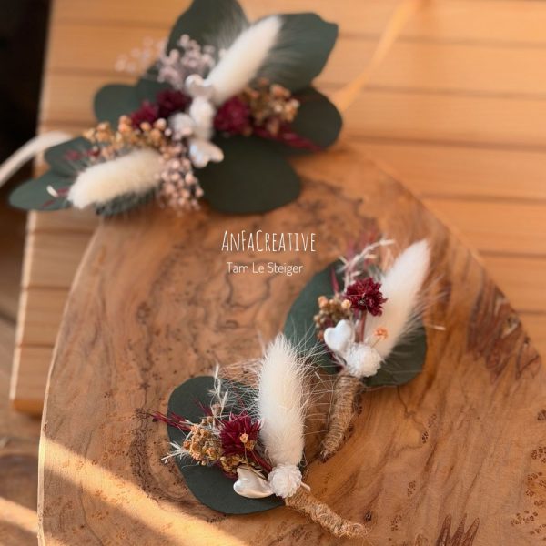Vintage Hochzeitsanstecker und Blumenarmband mit Trockenblumen und Eukalyptus