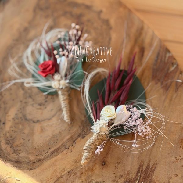 Handgefertigte Gästeanstecker aus Naturmaterialien mit roter Satinrose, Perlmutt-Herz und Trockenblumen für Hochzeiten