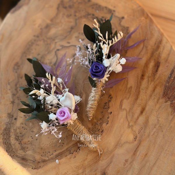 Vintage Hochzeitsanstecker in lila Farben mit Trockenblumen, Eukalyptus und Satinrosen