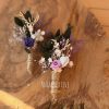 Hochzeitsanstecker in lila Farben aus Naturmaterialien mit Satinrosen für Damen und Herren