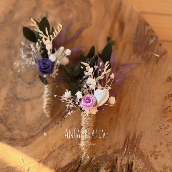 Hochzeitsanstecker in lila Farben aus Naturmaterialien mit Satinrosen für Damen und Herren
