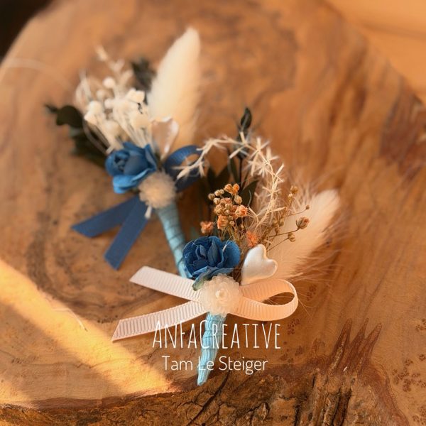 Handgefertigtes Anstecksträußchen für Hochzeit mit blauer Papierrose und Naturmaterialien