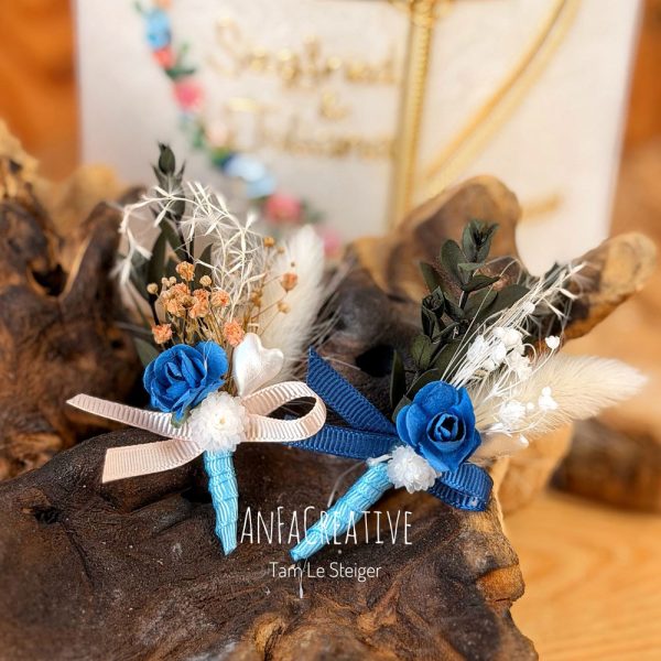 Anstecksträußchen für Hochzeit passend zur personalisierten Hochzeitskerze im gleichen Farbkonzept