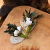 Hochzeitsanstecker mit Birkenherz, cremefarbener Stoffrose und Perlmutt-Herz