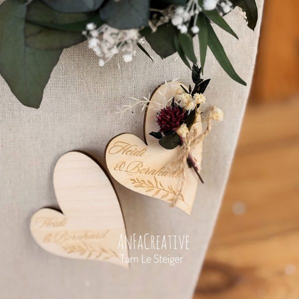 Personalisierter Hochzeitsanstecker mal anders mit Holzherz und Boho-Trockenblumen