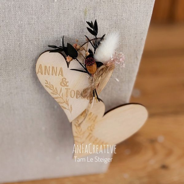 Hochzeitsanstecker mal anders aus Holz – personalisiertes Herz mit Trockenblumen und Gravur