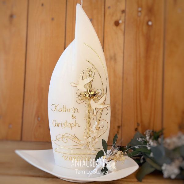 Hochzeitskerze katholisch in Flammenform mit Kreuz und Tauben