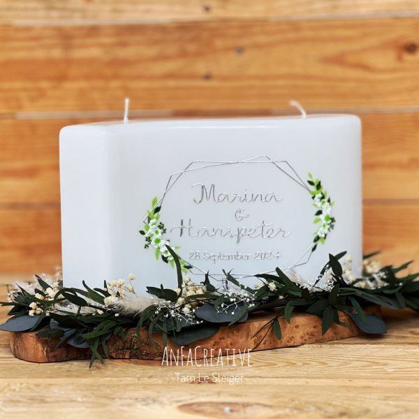Moderne und individuelle Hochzeitskerze in Wellenform