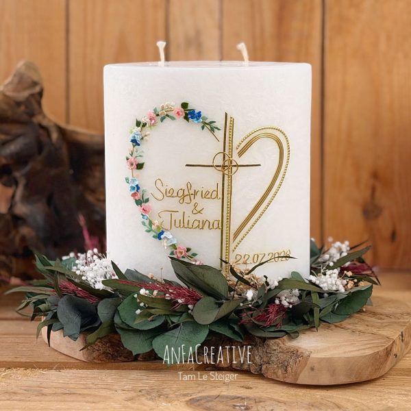 Hochzeitskerze für kirchliche Trauungen mit personalisierten Namen, Blumenkranz und goldenem Kreuz von AnFaCreative