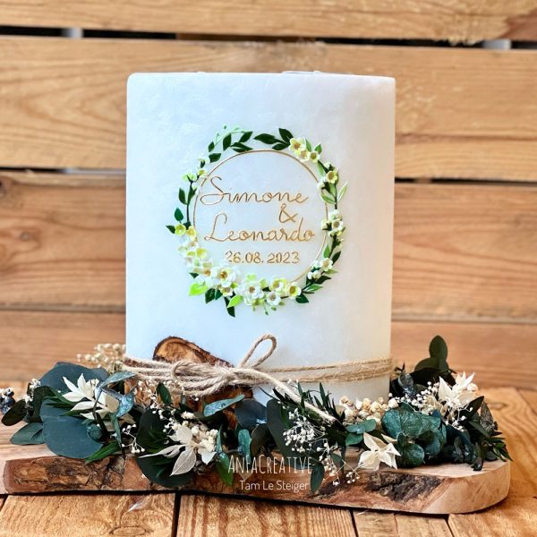 Personalisierte Hochzeitskerze mit Blumenkranz und Holz