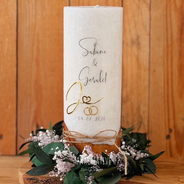 Personalisierte Hochzeitskerze für das Standesamt mit goldenem Ja, Namen, Datum und stabilisiertem Blumenkranz