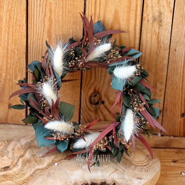 Blumenkranz aus stabilisiertem Eukalyptus in Bordeaux und Creme für Hochzeitskerze