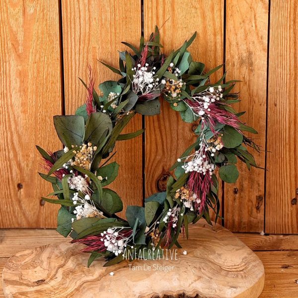 Blumenkranz aus stabilisiertem Eukalyptus mit weißen und bordeauxfarbenen Trockenblumen