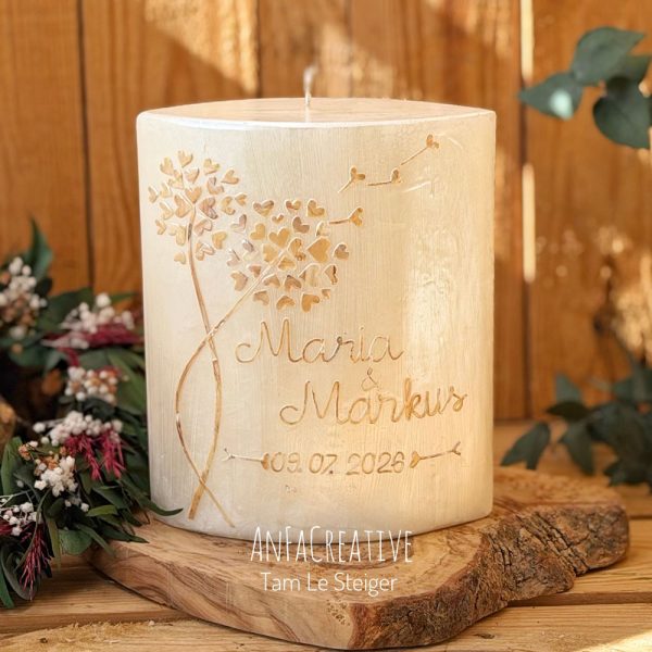 Hochzeitskerze Modern Pusteblume in Creme mit Perlmutt-Schimmer, personalisiert mit Namen und Hochzeitsdatum