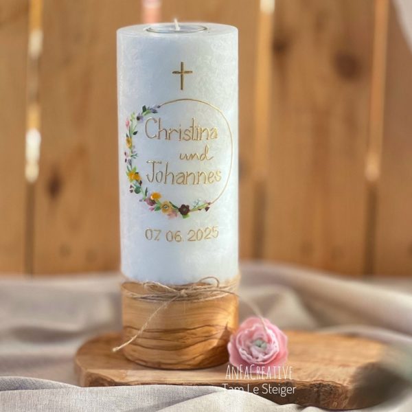 Hochzeitskerze Modern Kreuz Gold – handgemacht mit Blumendekor, Olivenholzsockel und personalisiert mit Namen und Datum