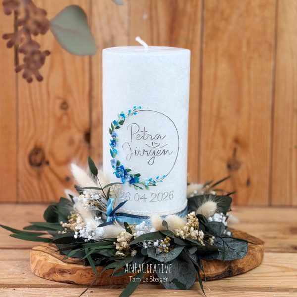 Hochzeitskerze Holz Vintage Silber mit silberner Schrift, blauem Blumenkranz sowie personalisierten Namen und Hochzeitsdatum