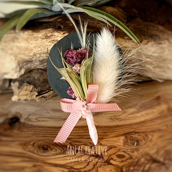 Hochzeitsanstecker mit Schleierkraut und Eukalyptus/ Rose, lila - AnFaCreative.com