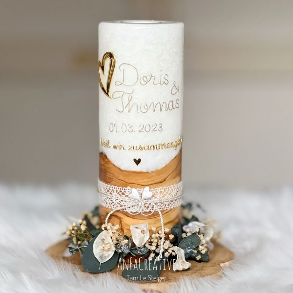 Hochzeitskerze Holz modern mit goldener Schrift, Herzmotiv, Namen und Datum – personalisierte Hochzeitskerze mit Holzoptik und Trockenblumenkranz