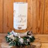 Personalisierte Hochzeitskerze Holz modern mit Roségold-Schrift, Holzoptik und Eukalyptuskranz für eine stilvolle Hochzeit