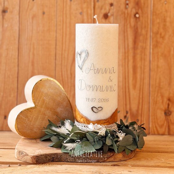 Hochzeitskerze Holz modern mit silberner Schrift, personalisiert mit Namen und Hochzeitsdatum, handgefertigt in Österreich