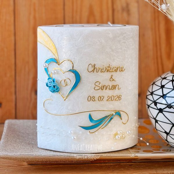 Hochzeitskerze modern blau gold mit Herzen, Eheringen und blauen Rosen