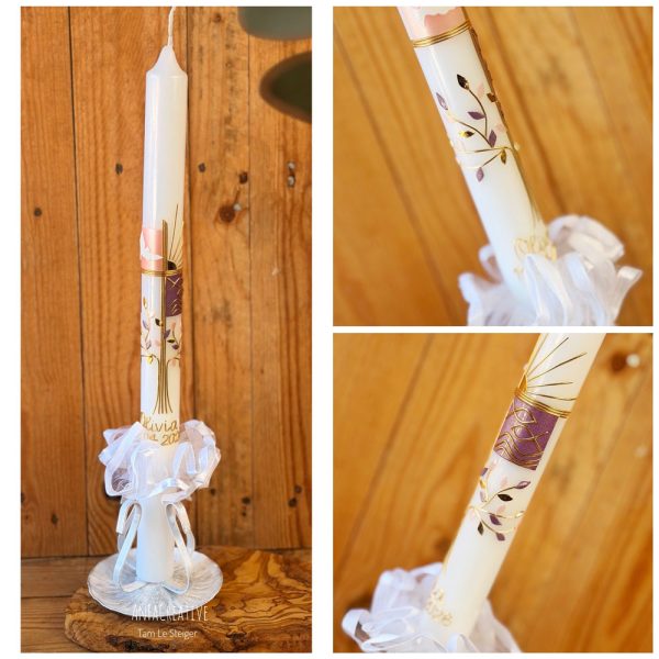 Klassische Taufkerze für Mädchen in Zartrosa und Zartlila mit goldenen Details und christlichen Symbolen, personalisiert und handgefertigt