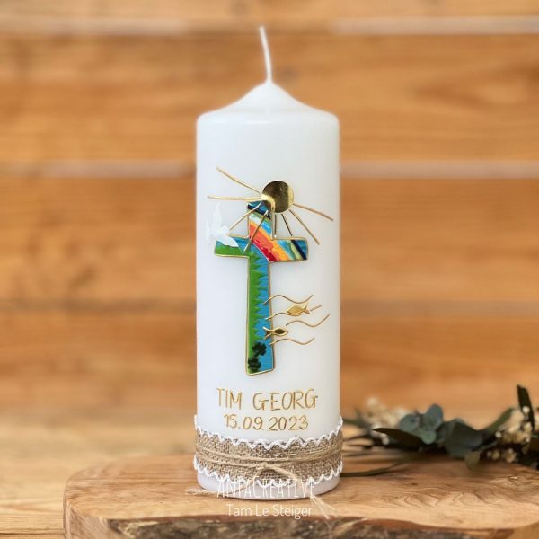 Lebenskerze Regenbogen Kreuz personalisiert mit Name, Taufdatum, goldener Sonne und christlichen Symbolen