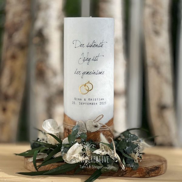 Personalisierte Hochzeitskerze mit Spruch „Der schönste Weg ist der gemeinsame“, stabilisiertem Blumenkranz und goldenen Eheringen aus Wachs