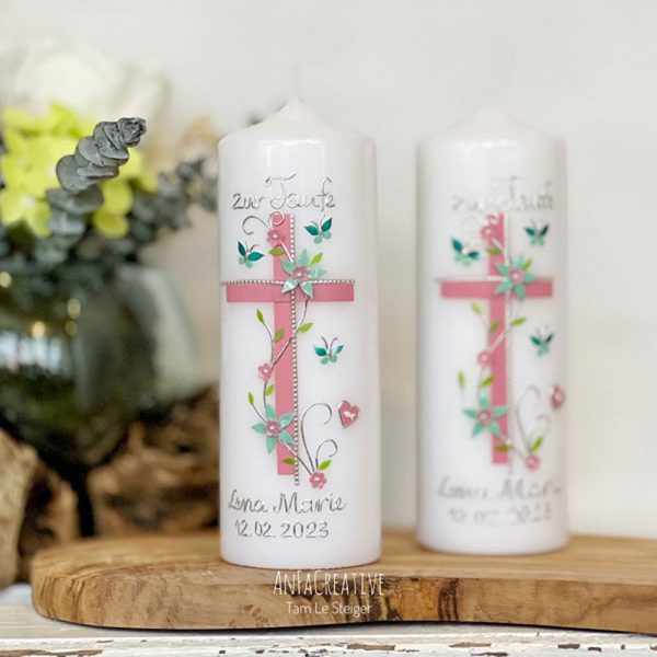 Taufkerzen für Zwillinge Österreich mit Kreuzmotiv und Blumen personalisiert