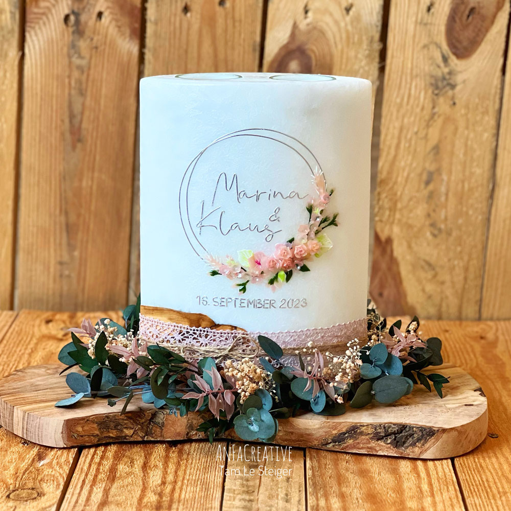 Hochzeitskerze nach Wunsch gestalten mit Blumenkranz und Holzoptik