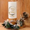 Hochzeitskerze mit floralen Wildblumen-Details und Holzoptik