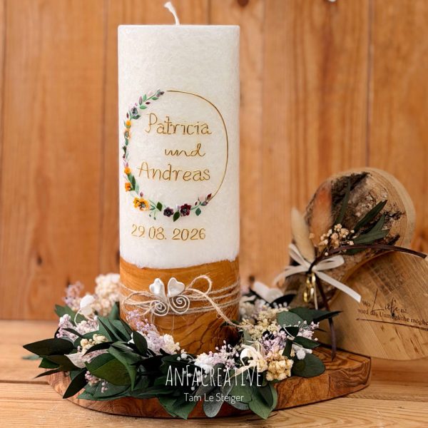 Hochzeitskerze mit floralen Wildblumen-Details und Holzoptik