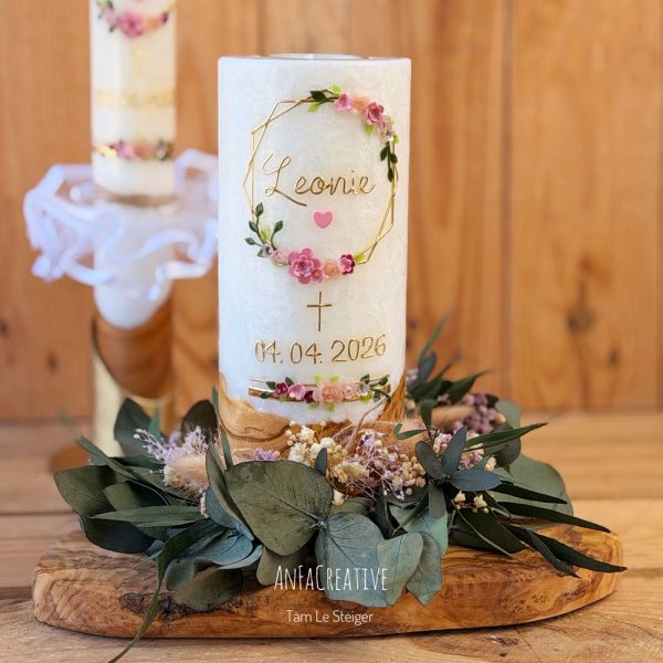 Geburtstagskerze mit Holzsockel, rosa 3D-Blumenkranz und personalisiertem Namen