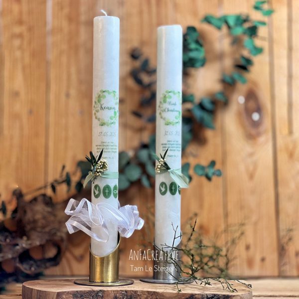 Taufkerze mit Eukalyptuskranz in Drucktechnik, personalisiert auf Krystal Kerze 40x4cm mit zartem grünem Design