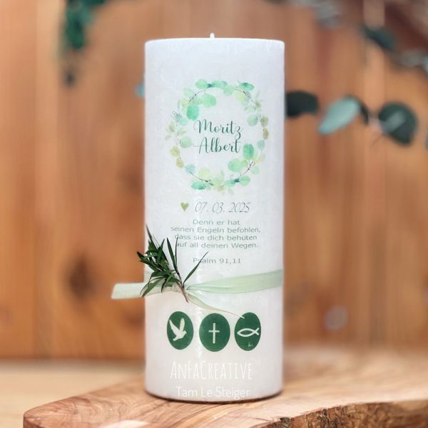 Lebenskerze für Jungen mit Eukalyptuskranz in zartem Grün, personalisiert auf Krystal Kerze 8x20cm mit Teelichteinsatz und christlichen Symbolen