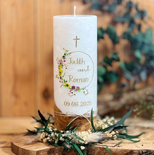 Personalisierte Hochzeitskerze mit Noten, Blumen und Namen des Brautpaares