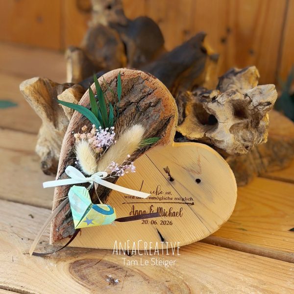 Personalisiertes Ringkissen aus Holz in Herzform als Hochzeitsgeschenk mit Geld, Gravur, Namen, Datum und stabilisierten Blumen.