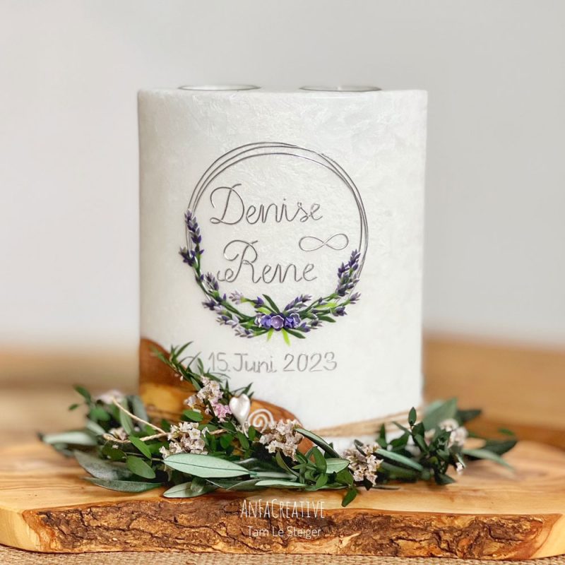 Hochzeitskerze Lavendel, personalisiert mit Namen und Datum, handgefertigt auf Holzsockel – Design von AnFaCreative