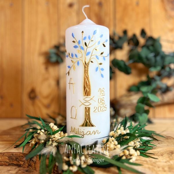 Weiße Lebenskerze mit goldenem Lebensbaum, blauen Blättern und personalisiertem Namen & Datum