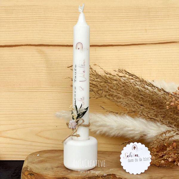 Minimalistischer Kerzenständer aus Gießmasse mit Beschriftung und Trockenblumendeko