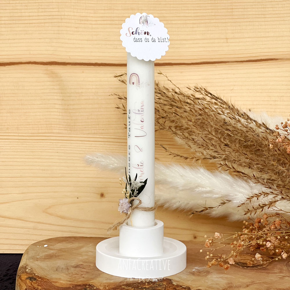 Handgefertigter Kerzenhalter mit Naturdeko und individueller Schrift auf der Kerze