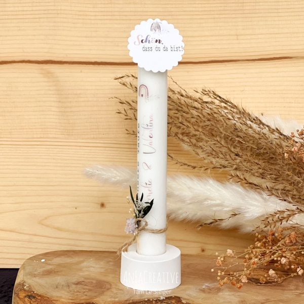 Kerzenständer aus weißer Gießmasse mit personalisierter Kerze und Trockenblumen