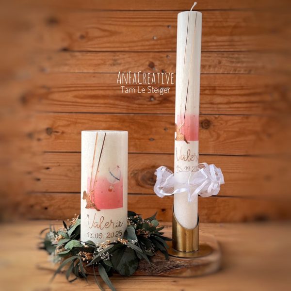 Set aus personalisierter Lebenskerze und passender Taufkerze mit Heißluftballon, Name und Datum, harmonisch abgestimmtes Kerzenset