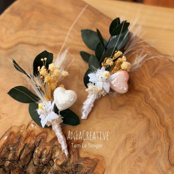 Hochzeitsanstecker mit stabilisiertem Eukalyptus, Edelweiß und Herz mit glänzender Oberfläche
