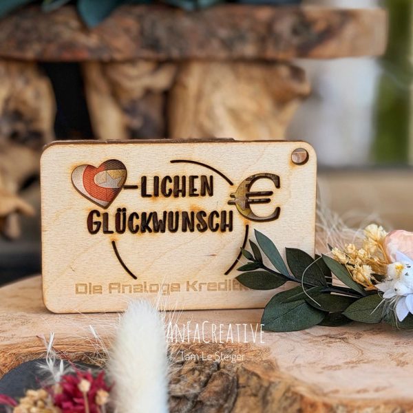 Originelles Geldgeschenk aus Holz mit Herz und eingestecktem Geldschein