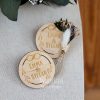 Hochzeitsanstecker Gäste Holz personalisiert mit Gravur und Trockenblumen für Hochzeitsgäste