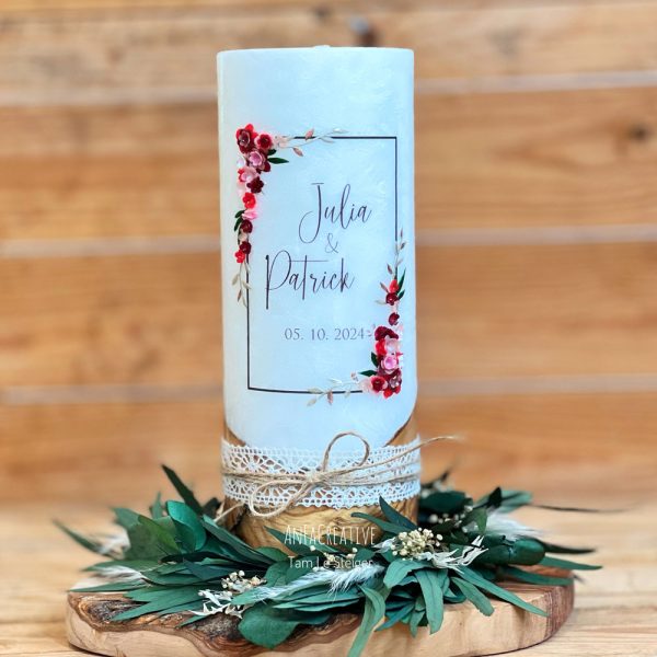 Hochzeitskerze Holz mit Druckschrift und floralen Details in Rosa und Rot