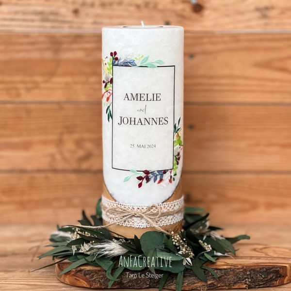 Personalisierte Hochzeitskerze Holz mit Druckschrift und floralen Details